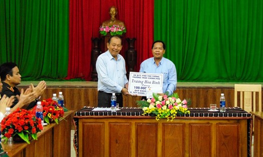 Phó Thủ tướng Thường trực Trương Hòa Bình đã trao 100 triệu đồng tặng Quỹ Khuyến học huyện Tây Giang. Ảnh: Thanh Chung