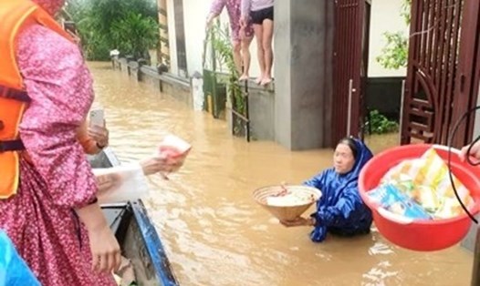 Người dân Quảng Bình đang chống chọi với tình cảnh khó khăn sau mưa lũ. Ảnh: Lê Phi Long