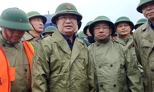 Phó Thủ tướng Trịnh Đình Dũng thăm vùng lũ tại huyện Cẩm Xuyên, tỉnh Hà Tĩnh. Ảnh: T.T