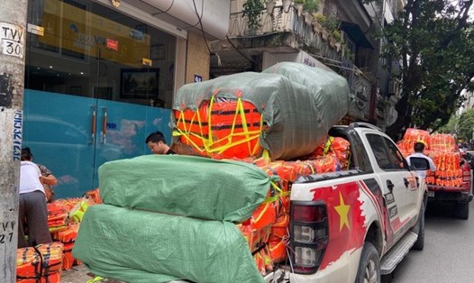Các chuyến xe tình nguyện chở hàng cứu trợ tới đồng bào miền Trung. Ảnh LDO