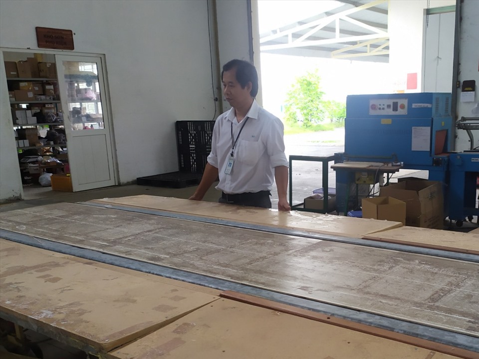Anh Tạo có nhiều sáng kiến làm lợi cho công ty hàng trăm triệu đồng/năm. Ảnh: Lý Oanh