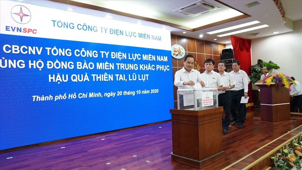 Cán bộ, nhân viên Tập đoàn Điện lực Việt Nam ủng hộ đồng bào miền Trung bị thiệt hại do mưa lũ. Ảnh: CĐĐL