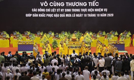 Lễ tang 22 quân nhân hi sinh trong khi làm nhiệm vụ giúp dân khắc phục hậu quả mưa lũ được tổ chức trang trọng, theo nghi thức quân đội. Ảnh: Hưng Thơ