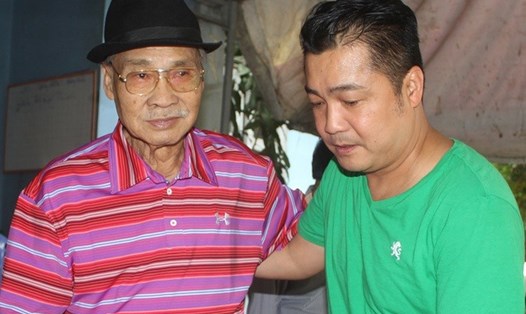 NSND Lý Huỳnh (bên trái ảnh) - cha ruột tài tử Lý Hùng qua đời. Ảnh: Lý Hùng