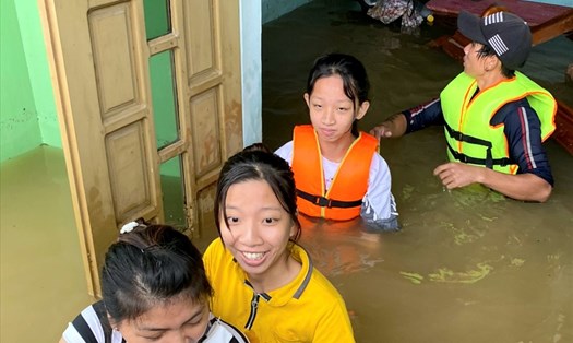 Học sinh vùng tâm lũ Quảng Ninh, Lệ Thủy của tỉnh Quảng Bình còn lâu mới được đến trường bình thường do ảnh hưởng của mưa lũ. Ảnh: LPL