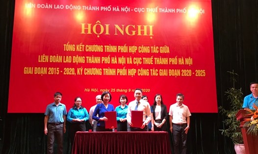 Liên đoàn Lao động Hà Nội và Cục thuế Thành phố Hà Nội ký Chương trình phối hợp công tác giai đoạn 2020 - 2025. Ảnh: Hải Anh