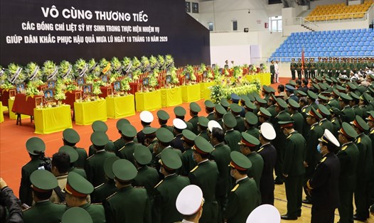 Tang lễ 22 liệt sĩ hi sinh được tổ chức trang trọng theo nghi thức quân đội tại TP. Đông Hà (Quảng Trị). Ảnh: Hưng Thơ