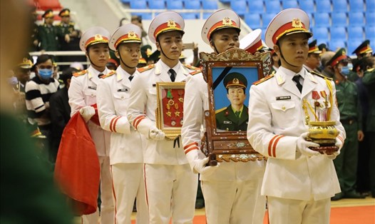 Đồng đội trang trọng tổ chức lễ tiễn đưa thi hài 22 liệt sĩ hi sinh tại Quảng Trị về đất mẹ thân yêu. Ảnh: Hưng Thơ