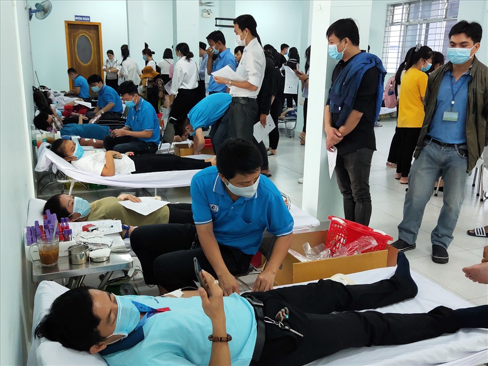 Lực lượng cán bộ, công chức, viên chức, lao động tỉnh tham gia buổi hiến máu nhân đạo. Ảnh: LĐLĐ Tây Ninh cung cấp