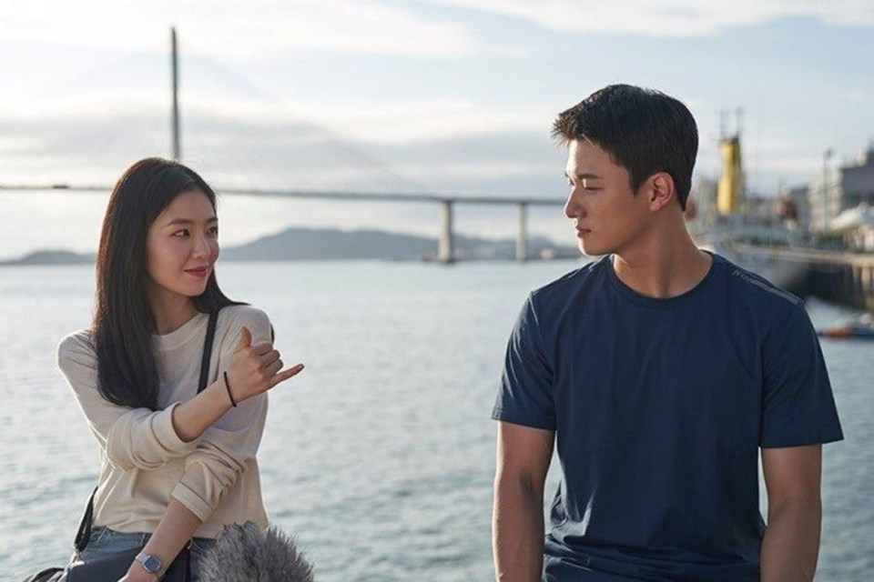 Hình ảnh hậu trưởng của Irene (Red Velvet) và Shin Seung Ho trong phim điện ảnh mới. Ảnh chụp màn hình. Hình ảnh hậu trưởng của Irene (Red Velvet) và Shin Seung Ho trong phim điện ảnh mới. Ảnh chụp màn hình.