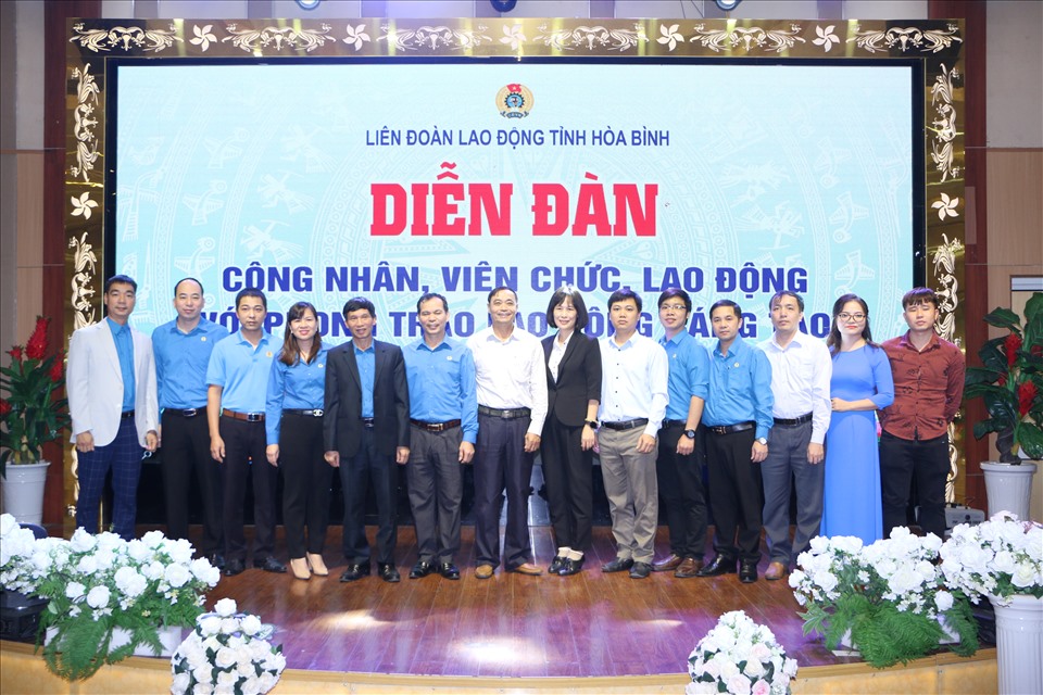Các đại biểu tham dự diễn đàn chụp ảnh lưu niệm. Ảnh: Mạnh Cường