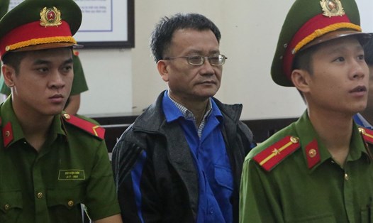 Bị cáo Nguyễn Quang Vinh cho rằng, không lợi dụng chức vụ liên quan đến vụ gian lận điểm thi tại tỉnh Hoà Bình. Ảnh: Danh Dự