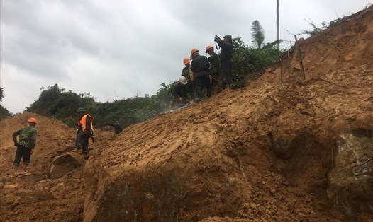 Lực lượng chức năng khẩn trương nỗ lực thông tuyến vào Thủy điện Rào Trăng 3 để cứu hộ 15 công nhân mất tích. Ảnh: PĐ