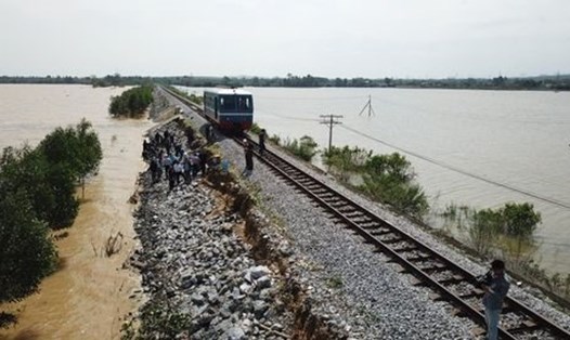 Ngành đường sắt thiệt hại nặng nề do mưa lũ ở miền Trung gây ra. Ảnh VNR