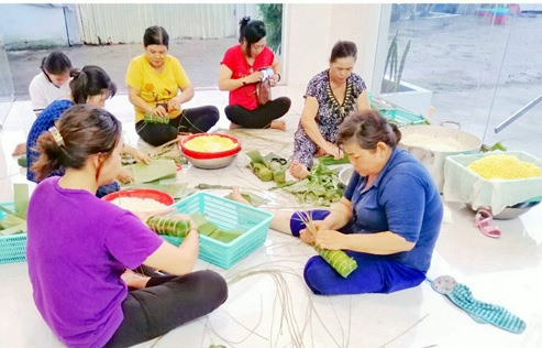 Người dân Sóc Trăng gói bành tét gửi đồng bào miền Trung bị ảnh hưởng bởi lũ lụt. Ảnh: Xuân Lương