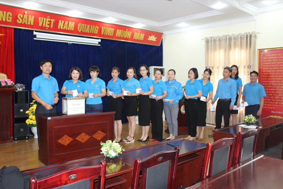 Cán bộ, công chức, lao động LĐLĐ tỉnh Lai Châu quyên góp, ủng hộ nhân dân các tỉnh miền Trung bị thiệt hại do mưa, bão, sạt lở đất. Ảnh: Xuân Nghĩa