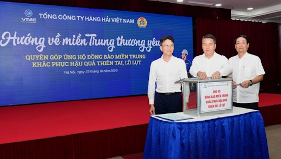 Lãnh đạo Tổng Công ty và Công đoàn Tổng Công ty Hàng hải Việt Nam ủng hộ đồng bào miền Trung. Ảnh: Chu Linh
