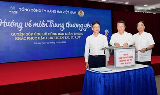 Lãnh đạo Tổng Công ty và Công đoàn Tổng Công ty Hàng hải Việt Nam ủng hộ đồng bào miền Trung. Ảnh: Chu Linh