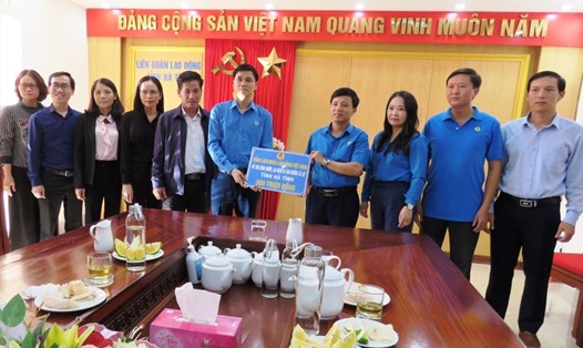Đồng chí Ngọ Duy Hiểu - Phó Chủ tịch Tổng LĐLĐ Việt Nam trao tiền hỗ trợ của Tổng LĐLĐ Việt Nam cho công nhân, lao động Hà Tĩnh bị thiệt hại vì lũ lụt thông qua tiếp nhận của LĐLĐ Hà Tĩnh.
