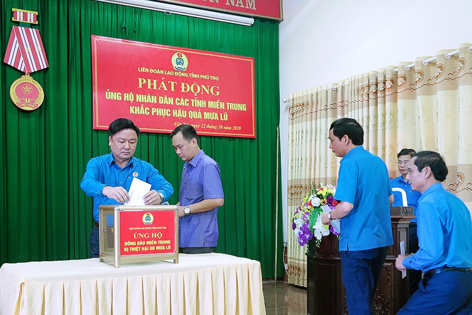 Lãnh đạo LĐLĐ tỉnh ủng hộ đồng bào miền Trung bị ảnh hưởng bởi bão lũ. Ảnh: Hoàng Tuấn.