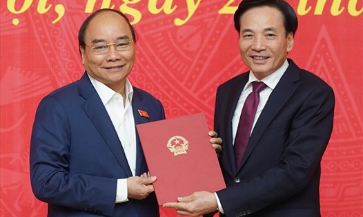 Thủ tướng Nguyễn Xuân Phúc trao quyết định bổ nhiệm Phó Chủ nhiệm VPCP cho ông Trần Văn Sơn. Ảnh: Quang Hiếu