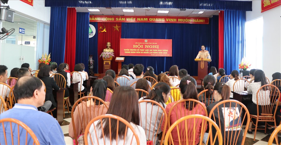 Cán bộ công an phổ biến pháp luật về an toàn giao thông cho đoàn viên, người lao động. Ảnh: Thanh Xuân