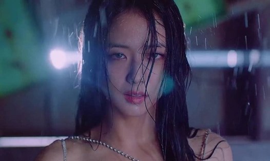 Cảnh quay dưới nước của Jisoo trong MV "Lovesick Girls". Ảnh cắt từ clip.