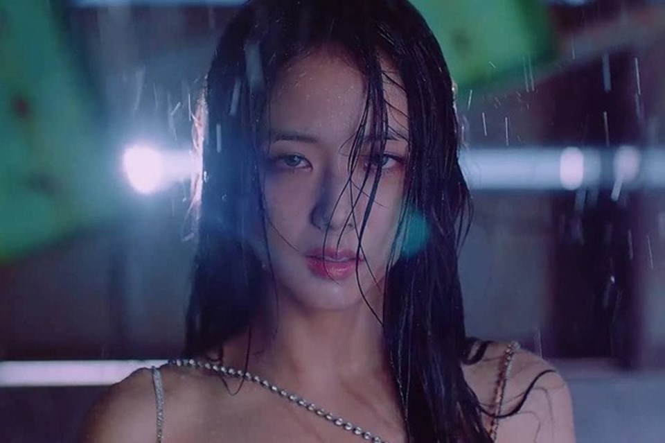 Cảnh quay dưới nước của Jisoo trong MV "Lovesick Girls". Ảnh cắt từ clip. Cảnh quay dưới nước của Jisoo trong MV "Lovesick Girls". Ảnh cắt từ clip.
