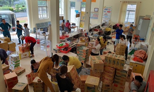 Nhân viên Bưu điện Sóc Trăng khẩn trương đóng chuyến hàng cứu trợ đầu tiên vận chuyển miễn phí đến vùng lũ tỉnh Quảng Bình.