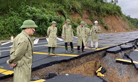 Nhiều tuyến đường trên QL1 qua miền Trung bị sạt lở nghiêm trọng do mưa lũ. Ảnh: Quang Thanh