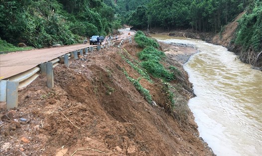 Nhiều địa phương vùng núi Quảng Nam bị cô lập do đường sá hư hỏng trong mưa bão. Ảnh: Hữu Long
