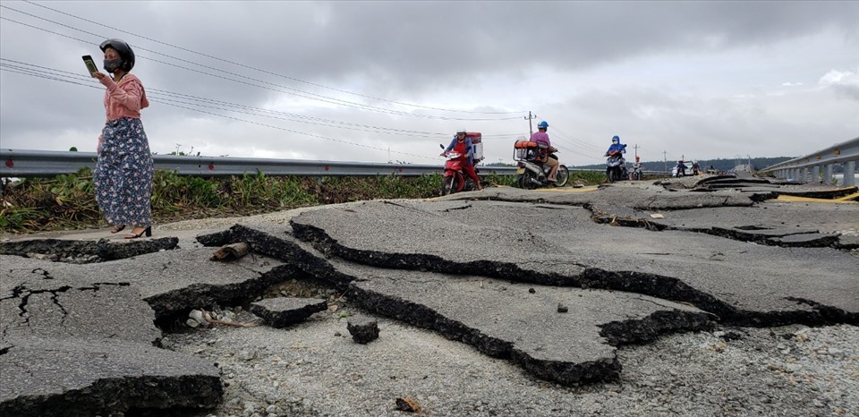 Quốc lộ 1A đoạn qua thị xã Hương Trà (tỉnh Thừa Thiên-Huế) bị hư hại nặng 
sau lũ. Ảnh: Phúc Đạt