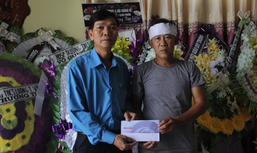 Quỹ Tấm Lòng Vàng Lao Động hỗ trợ gia đình cháu Lê Ngọc Phương Uyên bị tử vong trong cơn lũ vừa qua. Ảnh: Thanh Chung
