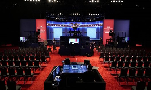 Sân khấu cuộc tranh luận cuối cùng giữa Tổng thống Donald Trump và ứng viên Tổng thống đảng Dân chủ Joe Biden. Ảnh: AP