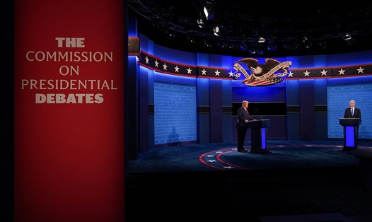 Tổng thống Donald Trump và ứng viên Joe Biden trong cuộc tranh luận tối 22.10. Ảnh: AFP