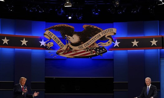 Tổng thống Donald Trump và ứng viên Joe Biden trong cuộc tranh luận tối 22.10. Ảnh: AP