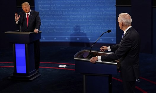 Tổng thống Donald Trump và ứng viên Joe Biden trong buổi tranh luận tối 22.10. Ảnh: AP