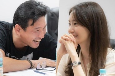 YoonA (SNSD) và Hwang Jung Min sẽ đóng cặp trong phim mới về đề tài báo chí. Ảnh chụp màn hình.