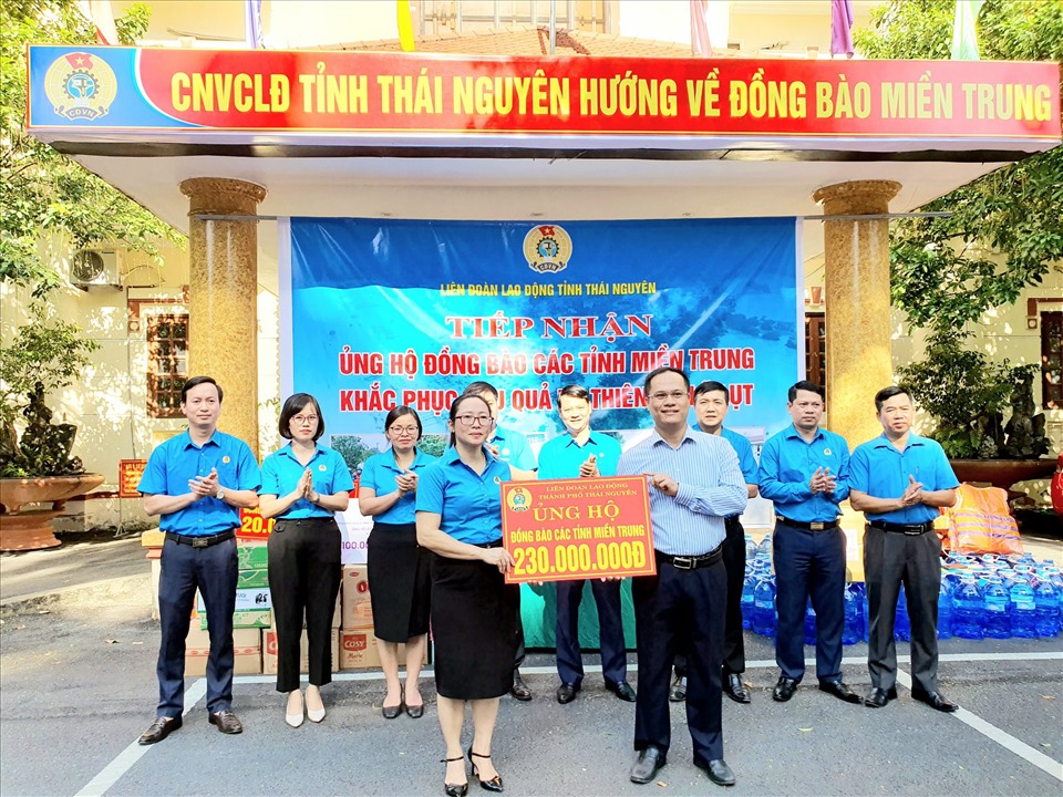 Lãnh đạo LĐLĐ tỉnh Thái Nguyên tiếp nhận ủng hộ đồng bào miền Trung bị thiệt hại do mưa lũ. Ảnh: Xuân Hảo
