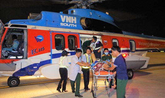 Trực thăng bay cấp cứu đưa 2 bệnh nhân từ Trường Sa về đất liền an toàn. Ảnh: Bệnh viện cung cấp