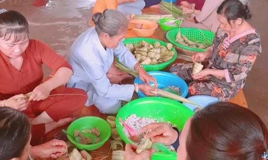 Người dân Rạch Giá chung tay gói 5.000 chiếc bánh lá dừa gửi đến cho đồng bào Miền Trung. Ảnh: PV