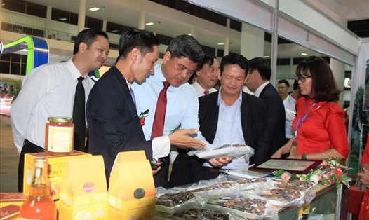 Thứ trưởng Trần Thanh Nam cùng các đại biểu tham quan gian hàng tại Hội chợ. Ảnh: Thanh Hậu