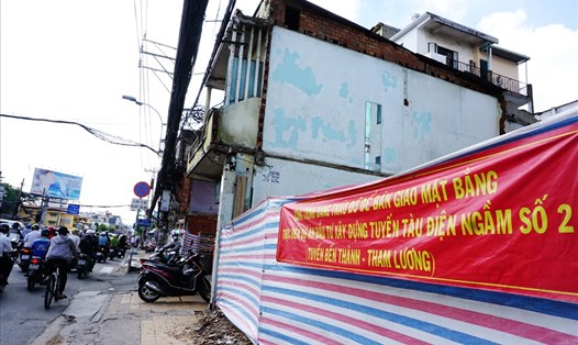 Nhiều người dân ở quận Tân Bình (TPHCM) tháo dỡ nhà để bàn giao mặt bằng cho tuyến metro số 2 (Bến Thành - Tham Lương).  Ảnh: Minh Quân