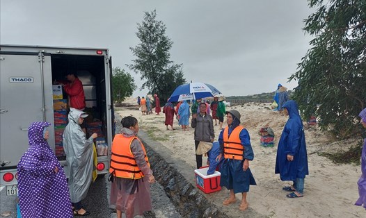 Người dân Quảng Bình chạy ra QL1A để xin hàng cứu trợ. Ảnh: Quang Đại