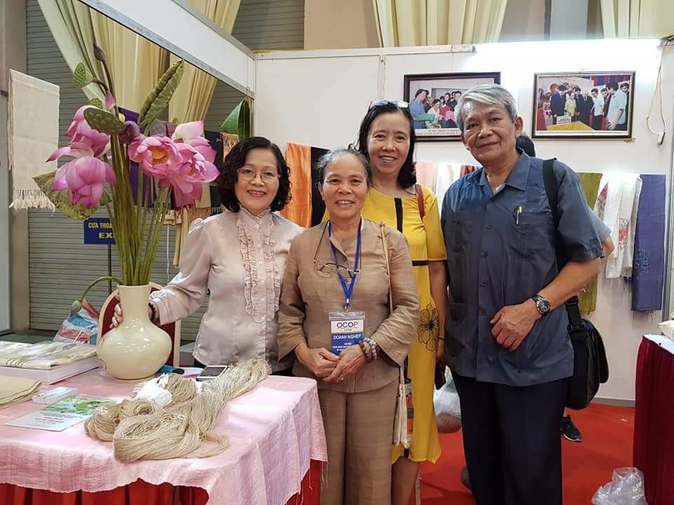 Tiến sĩ Trần Thị Quốc Khánh (ngoài cùng, bên trái), nghệ nhân Phan Thị Thuận và tác giả bài viết (ngoài cùng, bên phải).