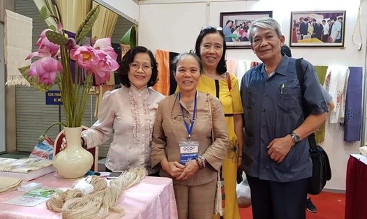 Tiến sĩ Trần Thị Quốc Khánh (ngoài cùng, bên trái), nghệ nhân Phan Thị Thuận và tác giả bài viết (ngoài cùng, bên phải).