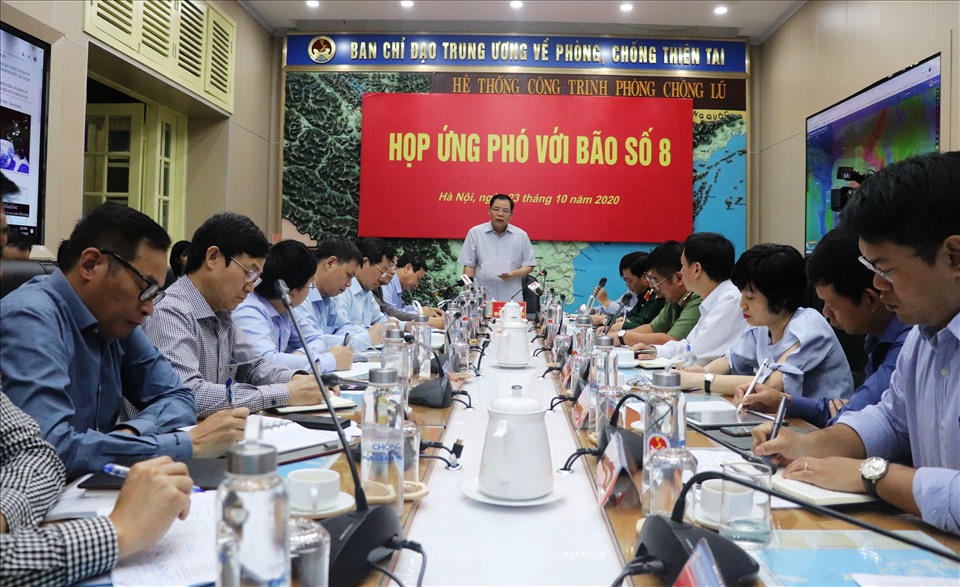 Thay mặt BCĐ Trung ương về PCTT, Phó trưởng ban thường trực - Bộ trưởng Nguyễn Xuân Cường yêu cầu các bộ, ngành và các địa phương tiếp tục công tác cứu trợ người dân bị ảnh hưởng do mưa lũ, đảm bảo đủ nhu yếu phẩm và không để tình trạng dịch bệnh lan rộng sau lũ. Ảnh: Vũ Long