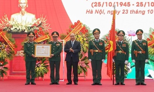 Thủ tướng trao Huân chương Bảo vệ Tổ quốc cho lãnh đạo Tổng cục II - Ảnh: VGP