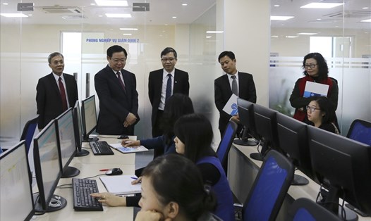 Ông Vương Đình Huệ - Bí thư Thành uỷ Hà Nội (thứ hai, từ trái sang) thăm Hệ thống thông tin giám định BHYT của BHXH Việt Nam. Ảnh: BHXHVN