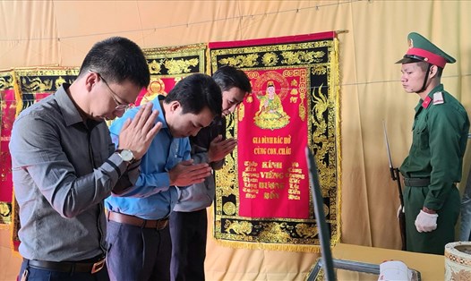 Đại diện Quỹ Tấm lòng vàng Lao Động và LĐLĐ Quảng Bình thắp hương và trao hỗ trợ cho gia đình LS  Phạm Văn Thái. Ảnh: LPL